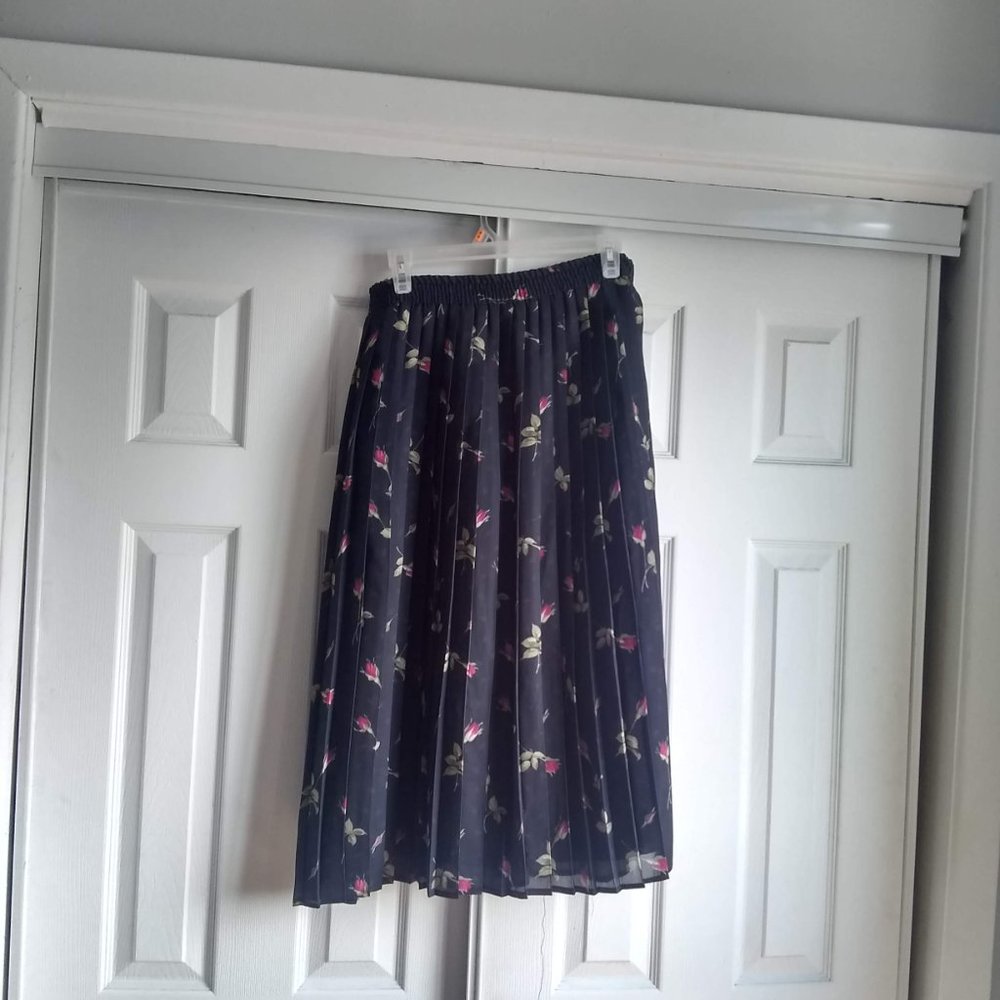 Rose pleated midi skirt